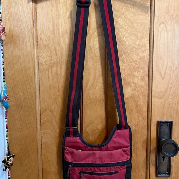 Sherpani hiking purse - Picture 2 of 5